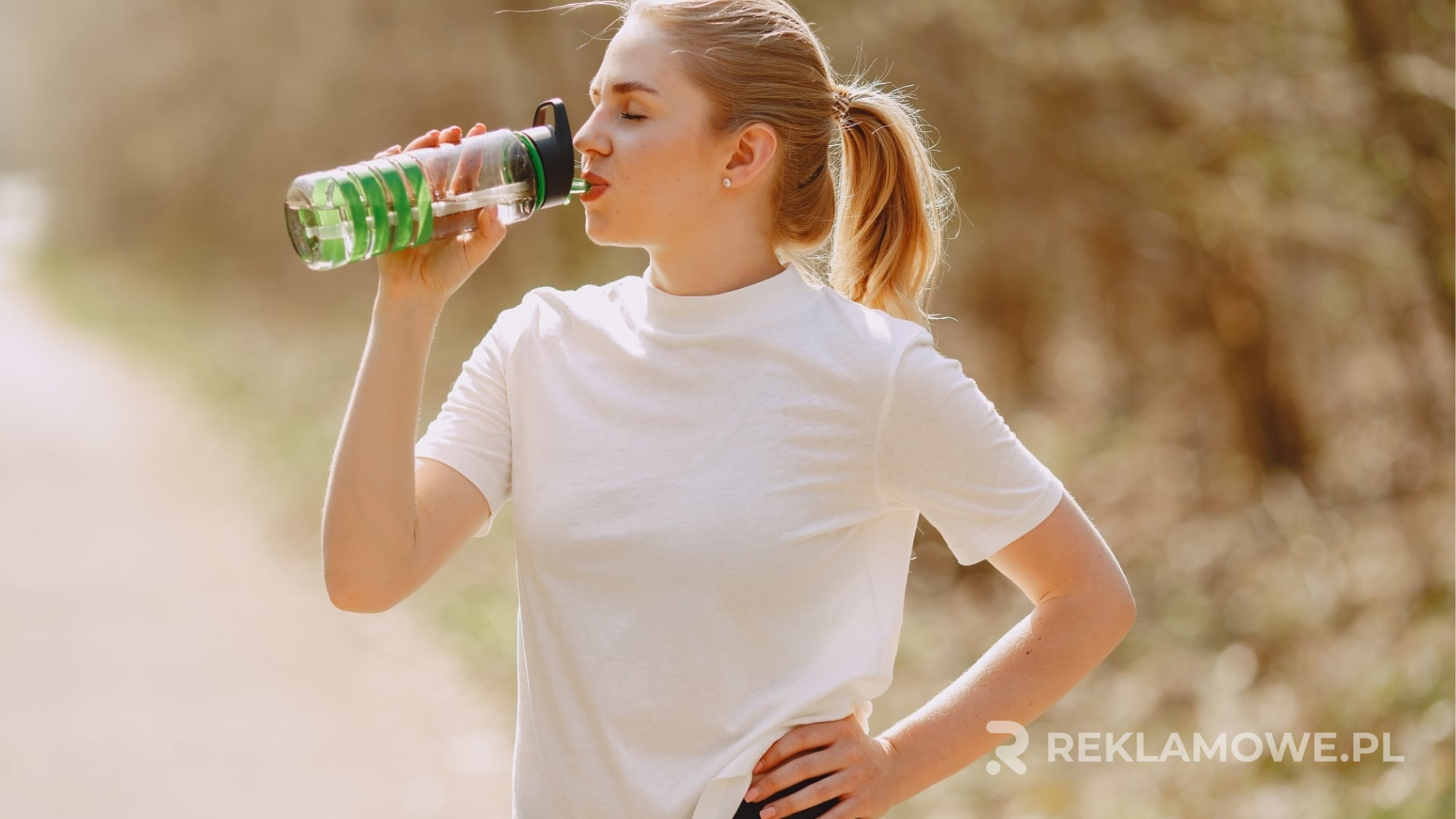 Koszulka reklamowa z różnymi wzorami i materiałami