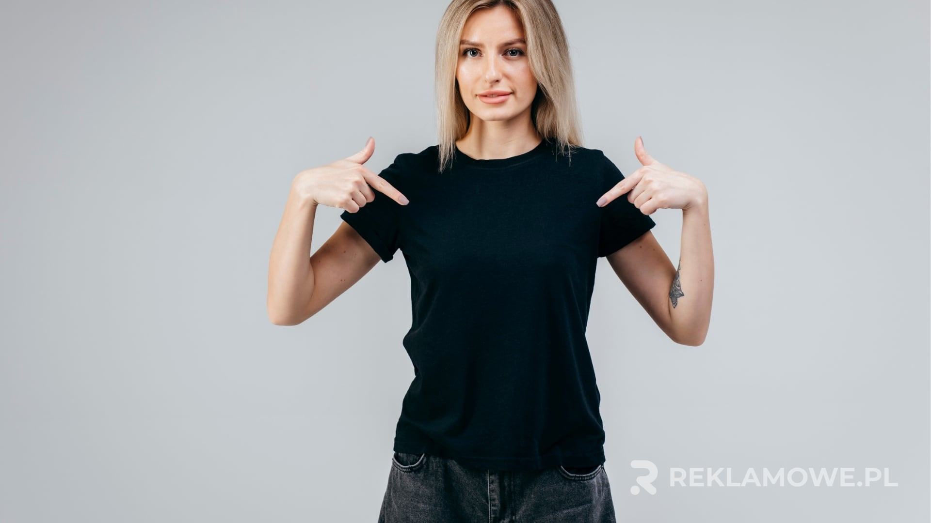 Koszulki reklamowe na stojaku