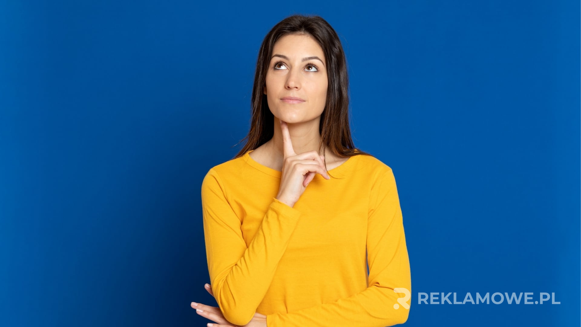 Koszulki z logo firmy używane jako narzędzie lojalnościowe