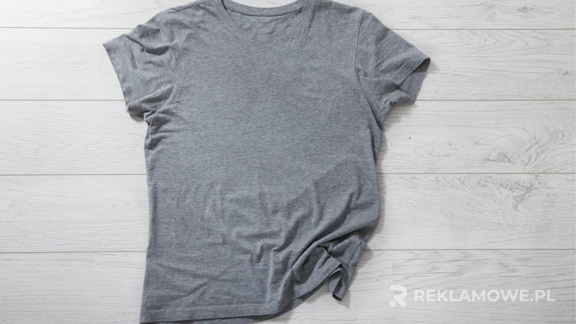 Koszulki reklamowe noszone przez grupę ludzi