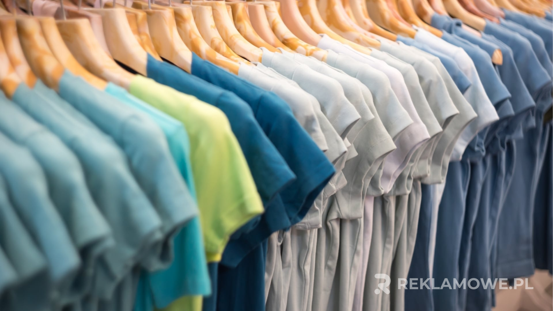 Logotyp na koszulce reklamowej