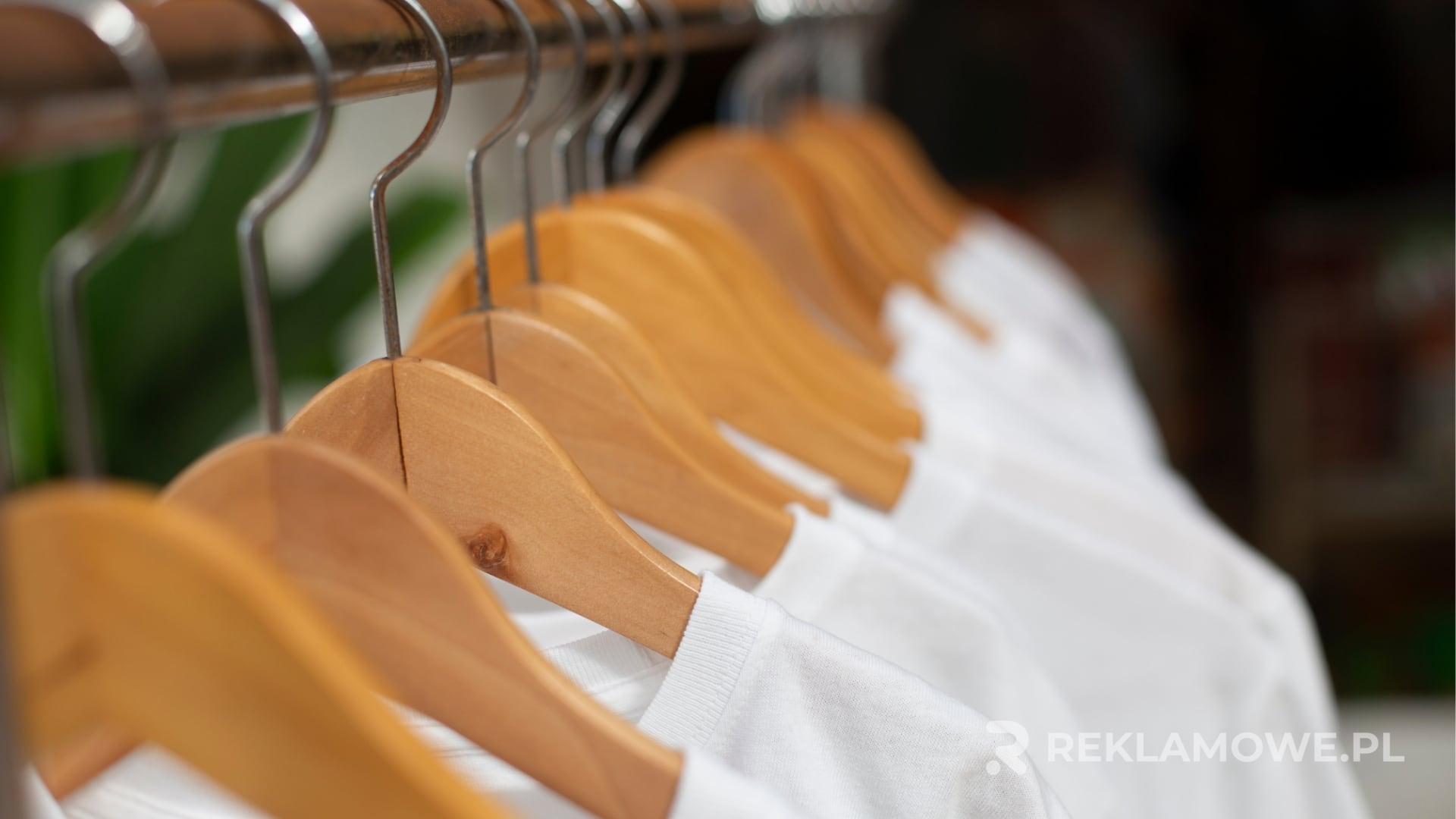 Koszulki reklamowe użytkowane przez grupę osób