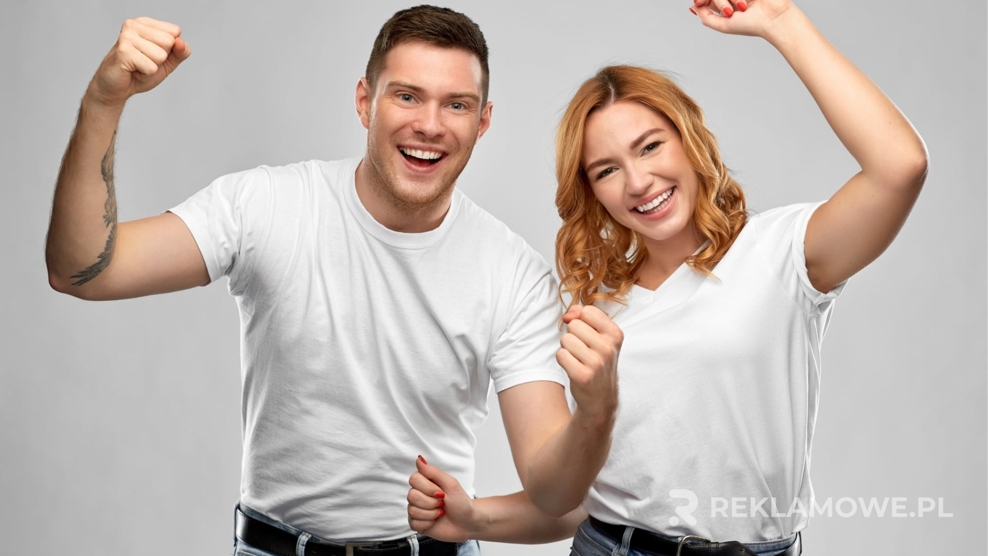 Stos reklamowych koszulek